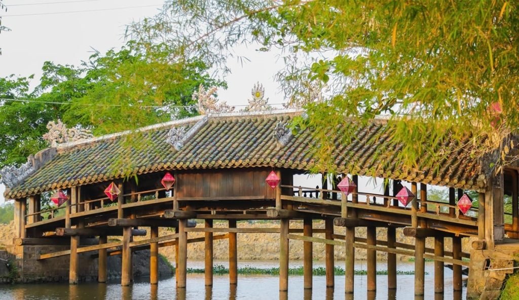 Cầu Ngói Thanh Toàn ở Huế trong Tour Tham quan Huế – Động Phong Nha – Khám phá Cầu ngói Thanh Toàn – Lăng Cô – Lập An – Hải…