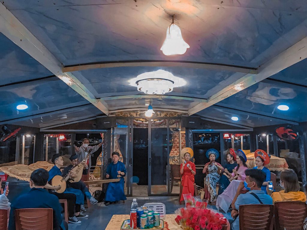 Sông Hương Huế trong Thuyền Rồng du ngoạn và nghe ca Huế trên sông Hương
