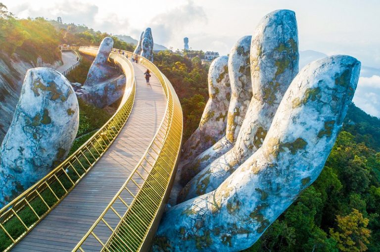 Cầu Vàng Bà Nà Hills trong Giá Vé Cáp Treo Bana Hills 2024 Combo Vé Bà Nà Hill và Buffet