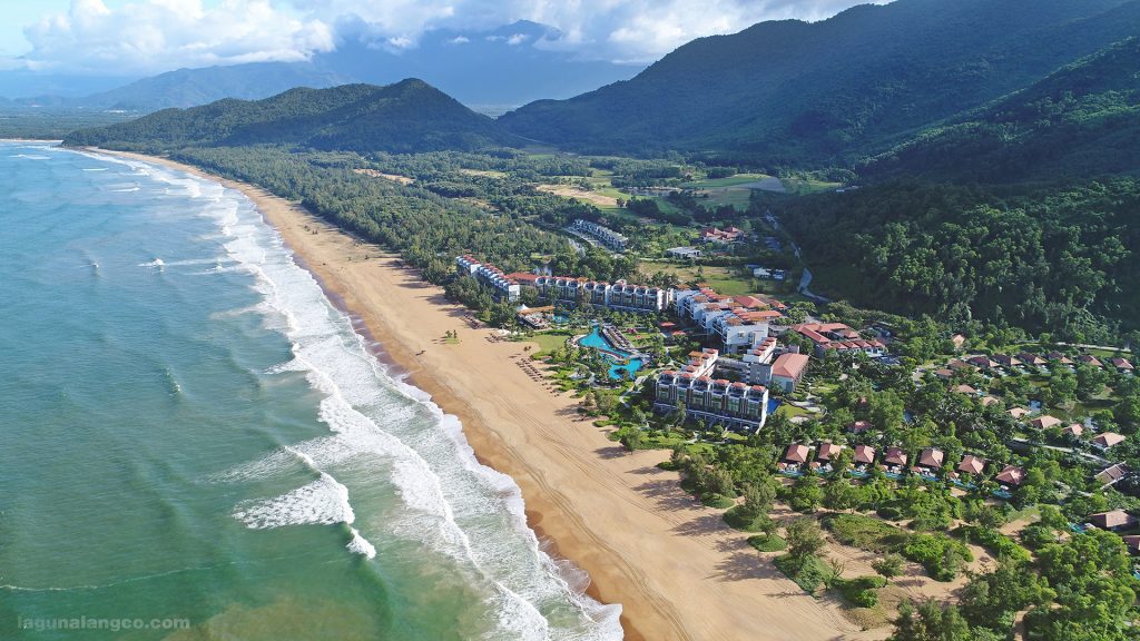 Biển Lăng Cô trong tour từ Huế trong Laguna Park Homes Lăng Cô, siêu khuyến mãi dịp cuối năm