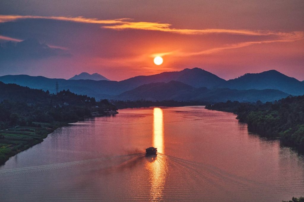 Huế trong Du Thuyền Sông Hương Ngắm Hoàng Hôn Tại Huế