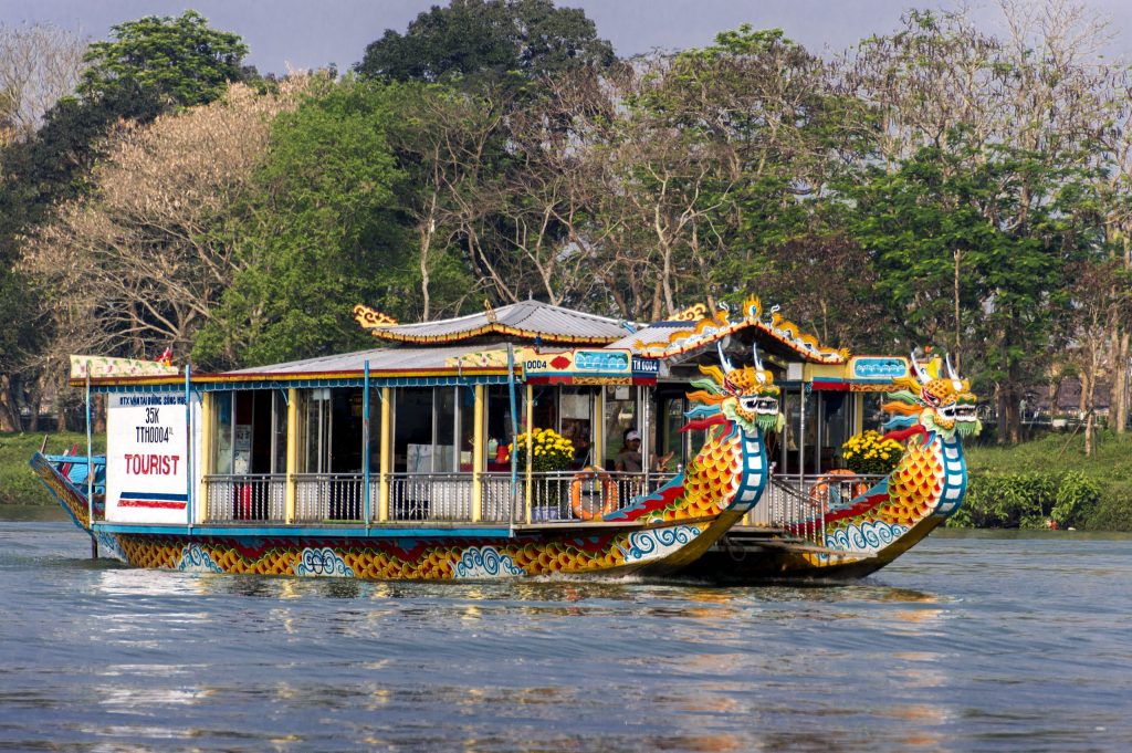 Huế trong Du Thuyền Sông Hương Ngắm Hoàng Hôn Tại Huế