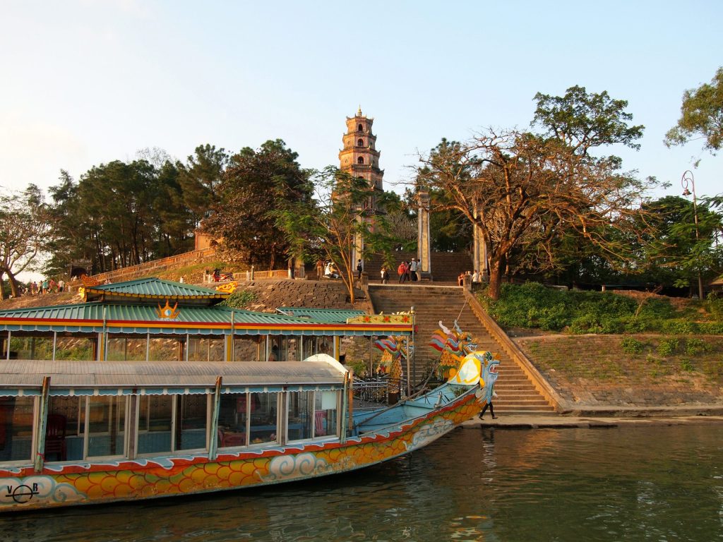 Huế trong Du Thuyền Sông Hương Ngắm Hoàng Hôn Tại Huế