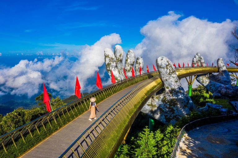 Cầu Vàng Bà Nà Hills trong Du lịch Cù Lao Chàm 1 ngày từ Huế