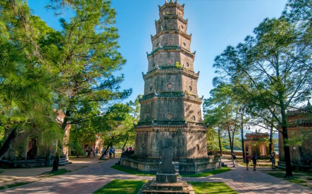 Chùa Thiên Mụ Huế trong Tour Huế 3 Ngày 2 Đêm đi Lăng Cô – Tam Giang – Lập An
