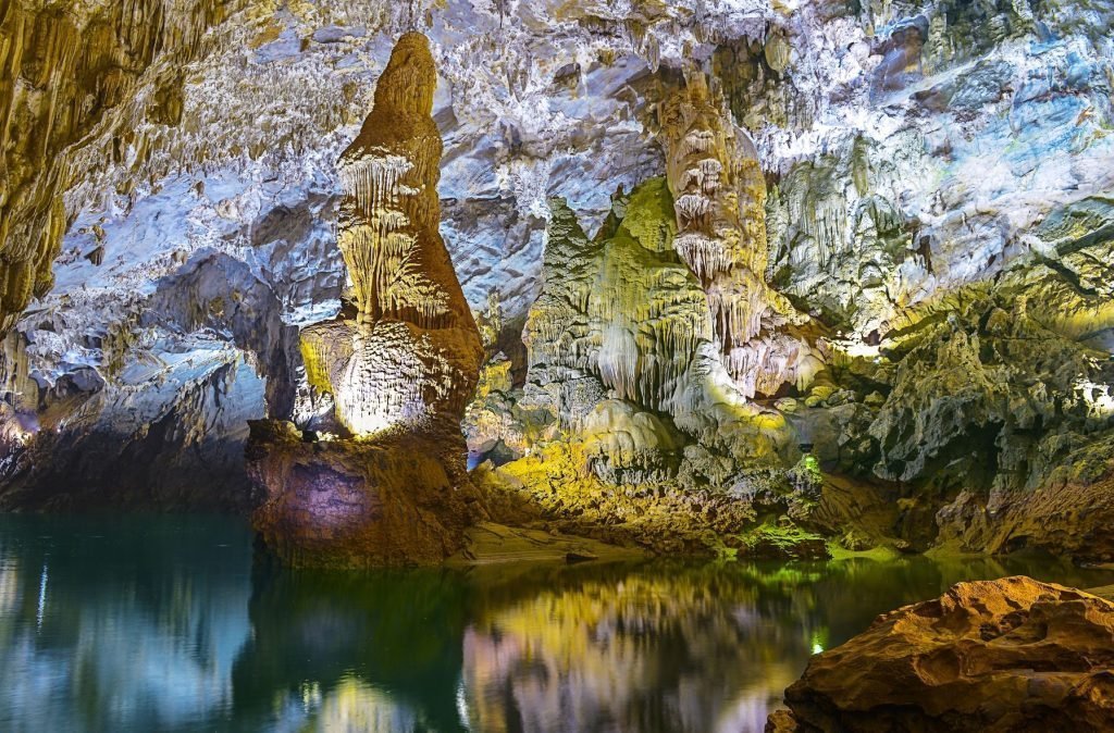 Động Phong Nha Quảng Bình trong Tour du lịch Khám phá Phá Tam Giang – Động Phong Nha – Tham quan Huế – Bà Nà Hills – Suối kh…