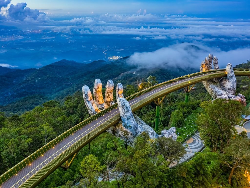 Cầu Vàng Bà Nà Hills trong Du lịch Bà Nà Hills – Cù Lao Chàm 2 ngày 1 đêm khởi hành từ Đà Nẵng
