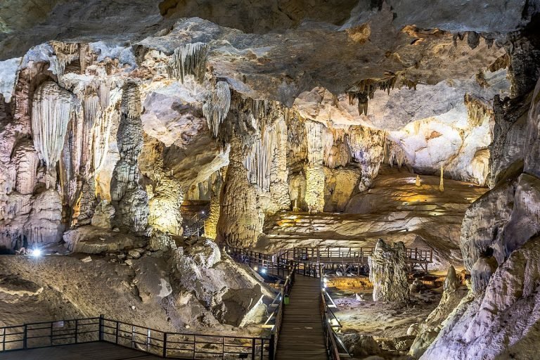 Du lịch Tham quan Huế - Khám phá Động Thiên Đường - Phá Tam Giang - Tham quan Bà Nà Hill 4 Ngày 3 Đêm