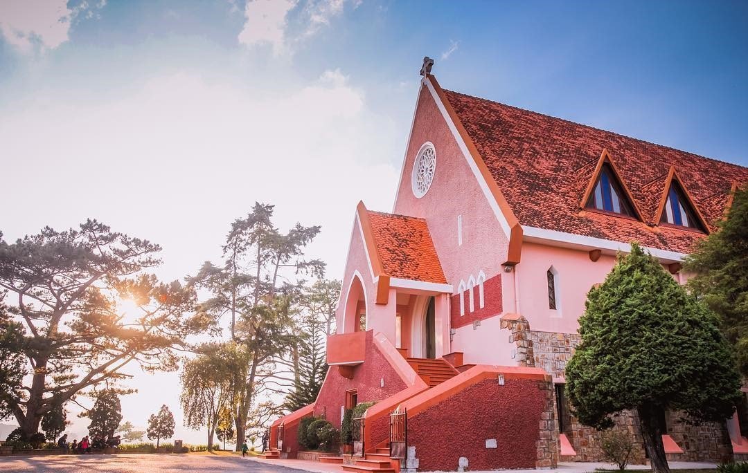Nhà thờ Domaine de Marie – Kiến trúc Châu Âu nằm giữa thành phố Ngàn Hoa