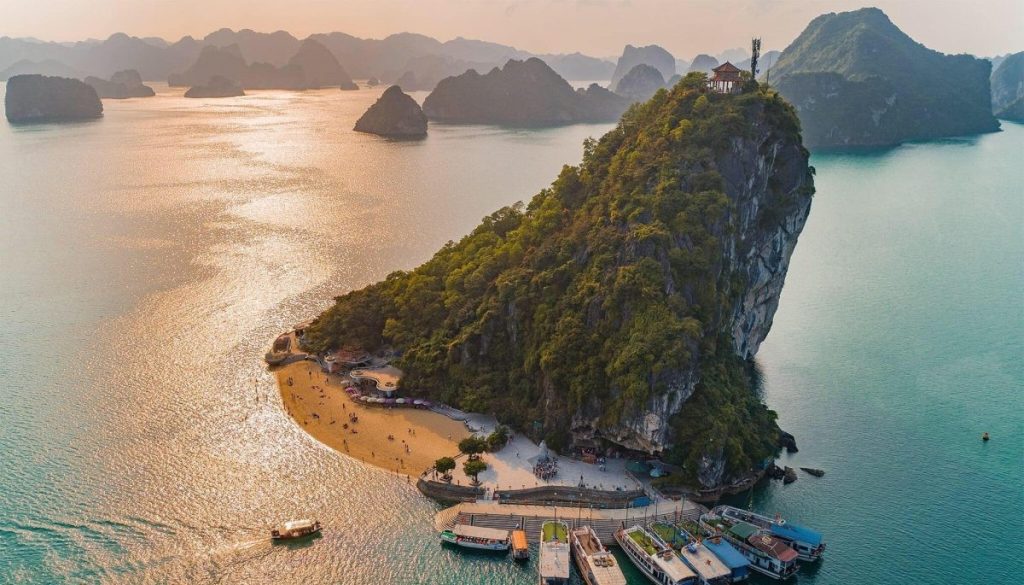 Huế, Hạ Long trong Tour Tết 2025 Huế – Hà Nội – Ninh Bình – Hạ Long – Hà Nội – Huế 4 Ngày 3 Đêm