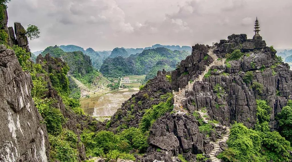 Huế, Hạ Long trong Tour Tết 2025 Huế – Hà Nội – Ninh Bình – Hạ Long – Hà Nội – Huế 4 Ngày 3 Đêm