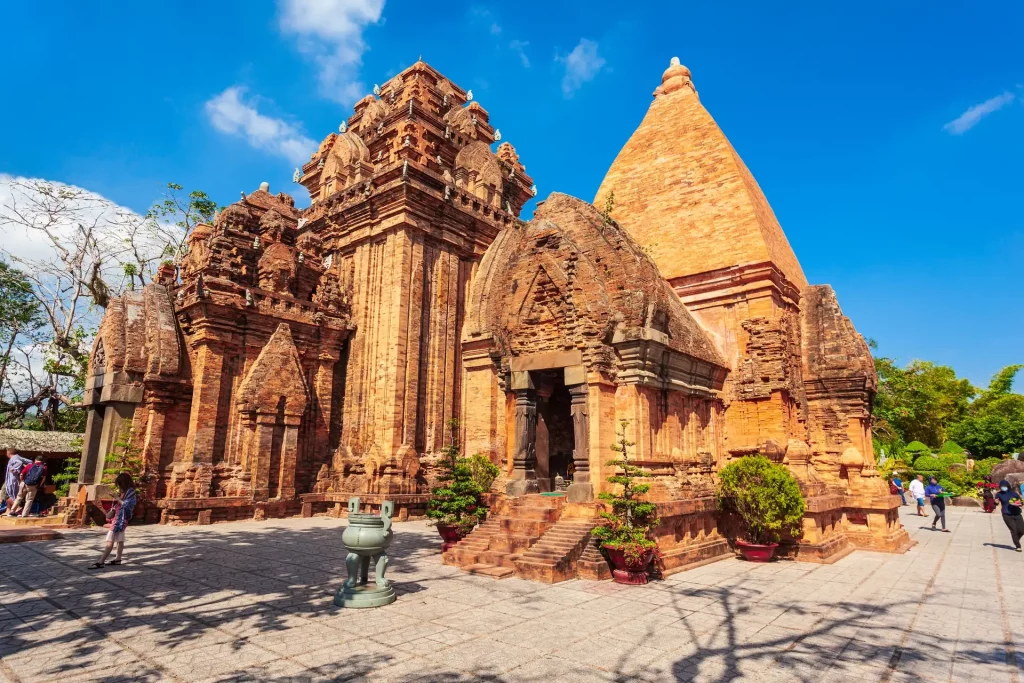 Tháp Bà Ponagar trong Du lịch Huế – Nha Trang Vinpearl Land 5 ngày 4 đêm