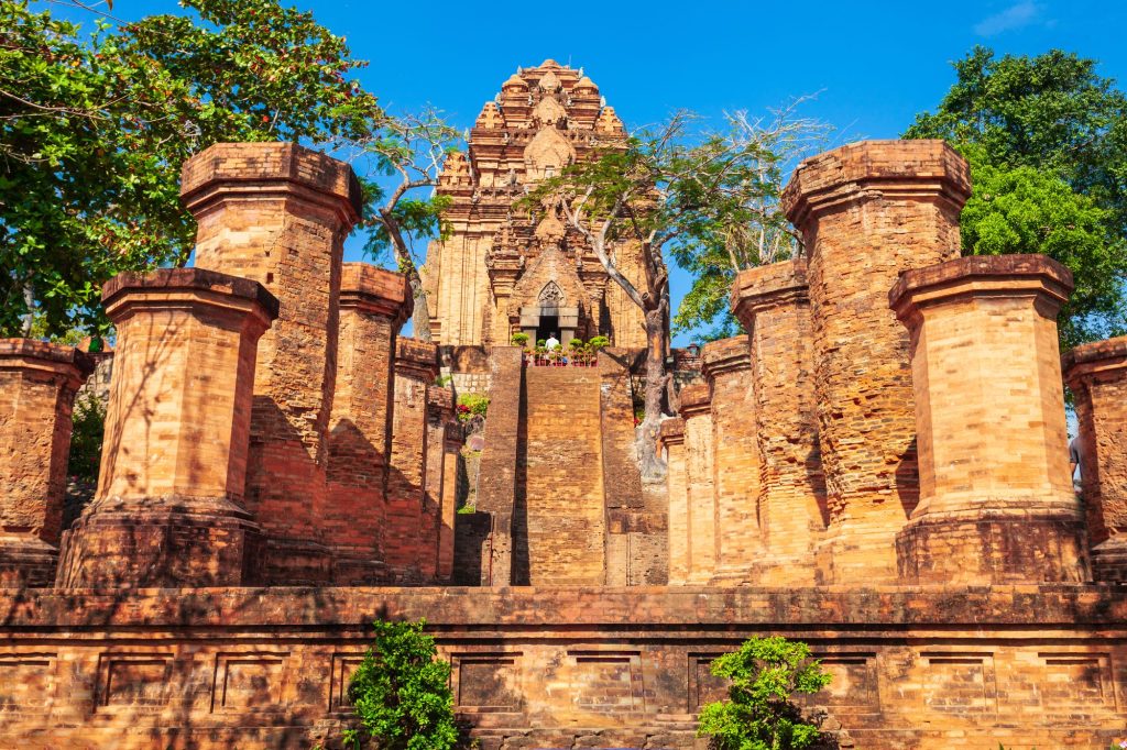 Tháp Bà Ponagar trong Tour Huế – Nha Trang Đảo khỉ Suối Hoa Lan 5 ngày 4 đêm