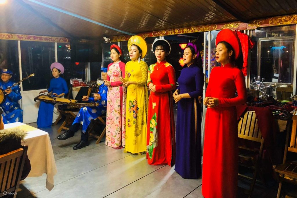 Huế trong Du thuyền sông Hương – Dạo xích lô ngắm Cố đô Huế
