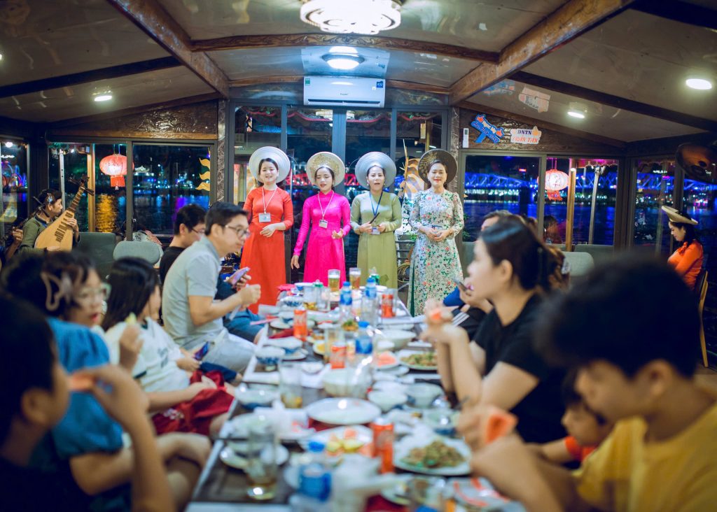 Huế trong Ca Huế và Thưởng thức Ẩm thực trên Thuyền Rồng
